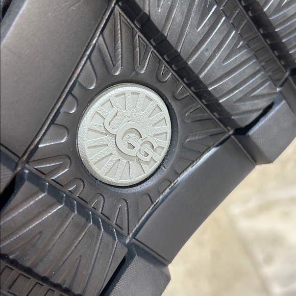 UGG Men's Capitola Leather Flip Flop - Picture 5 of 12